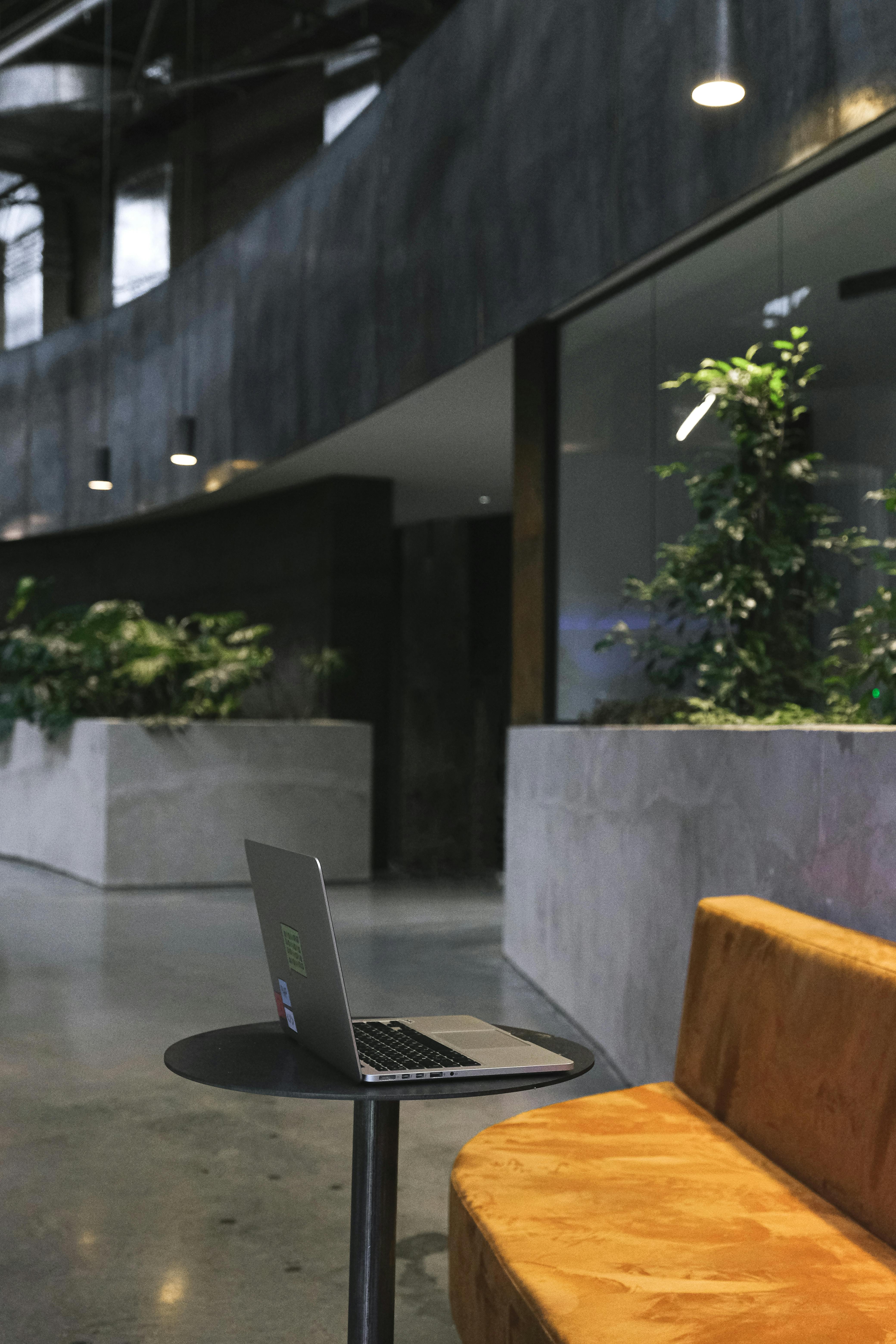 當企業在辦公室、門市或工廠周邊建置綠植牆與綠意景觀時，不僅提升內部環境，也能改善社區周邊的空氣品質與視覺感受。對居民而言，這是一種共榮效益；對企業而言，這則是建立「好鄰居」形象的機會。CSR不必是龐大計畫，從一棵樹、一面綠牆開始，就能產生正向影響。